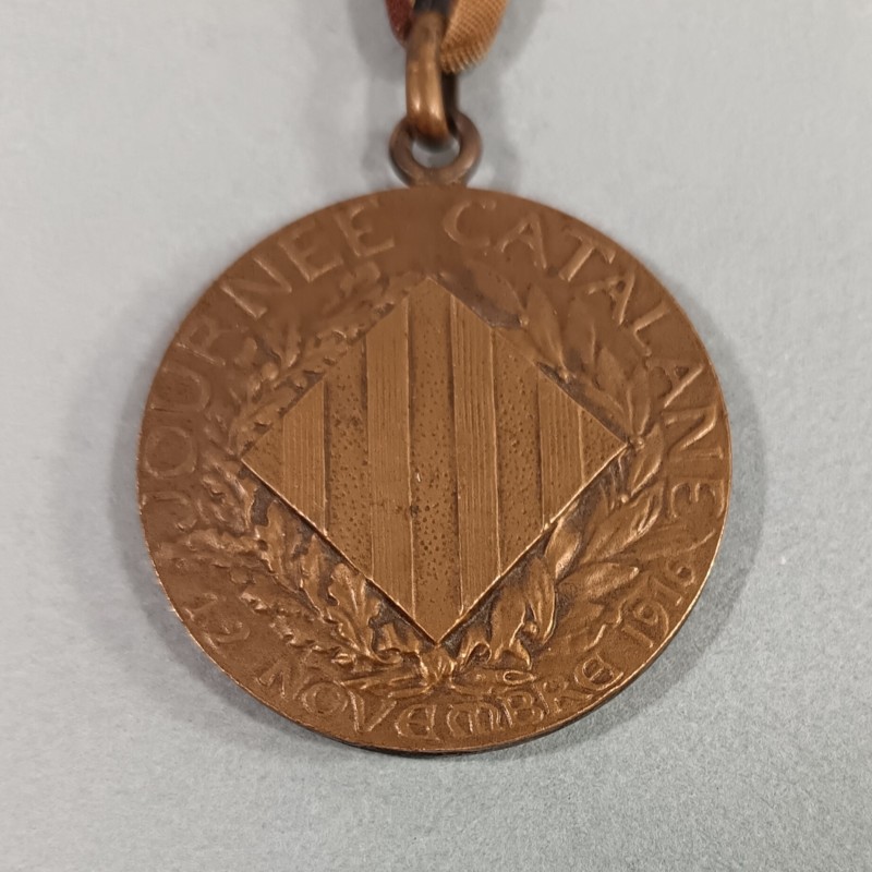 MEDAILLE AVEC RUBAN TRICOLORE JOURNEE CATALANE 12 NOVEMBRE 1916 A JOFFRE LES CATALANS PAR JP. LECASTELOIS DIAMETRE 3.6 cm